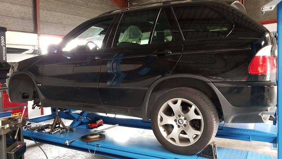 BMW X5 sur pont élévateur à l'atelier