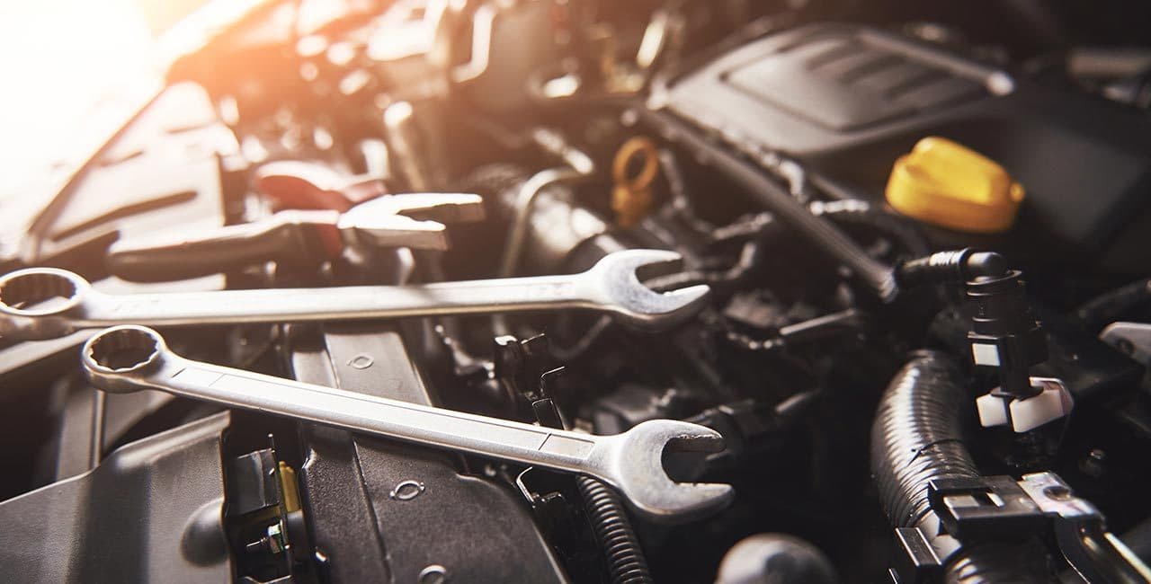 Outils de mécanicien sur moteur